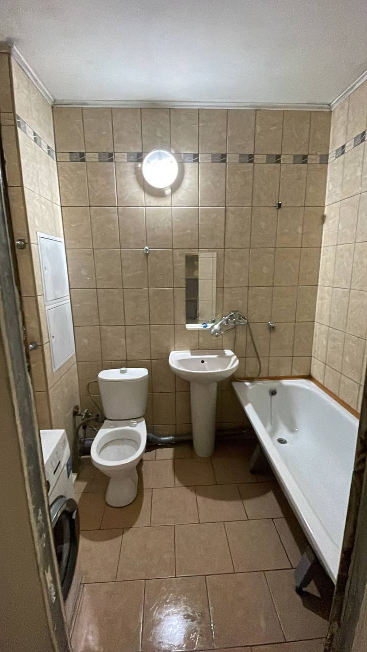 shiny clean bathroom floor after professional cleaning